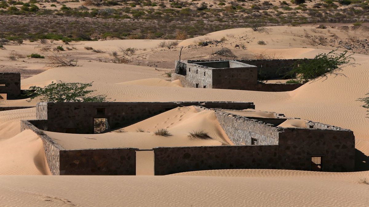 Pohřbeni v písku. Nahlédněte do vesnice, kterou pohltila poušť